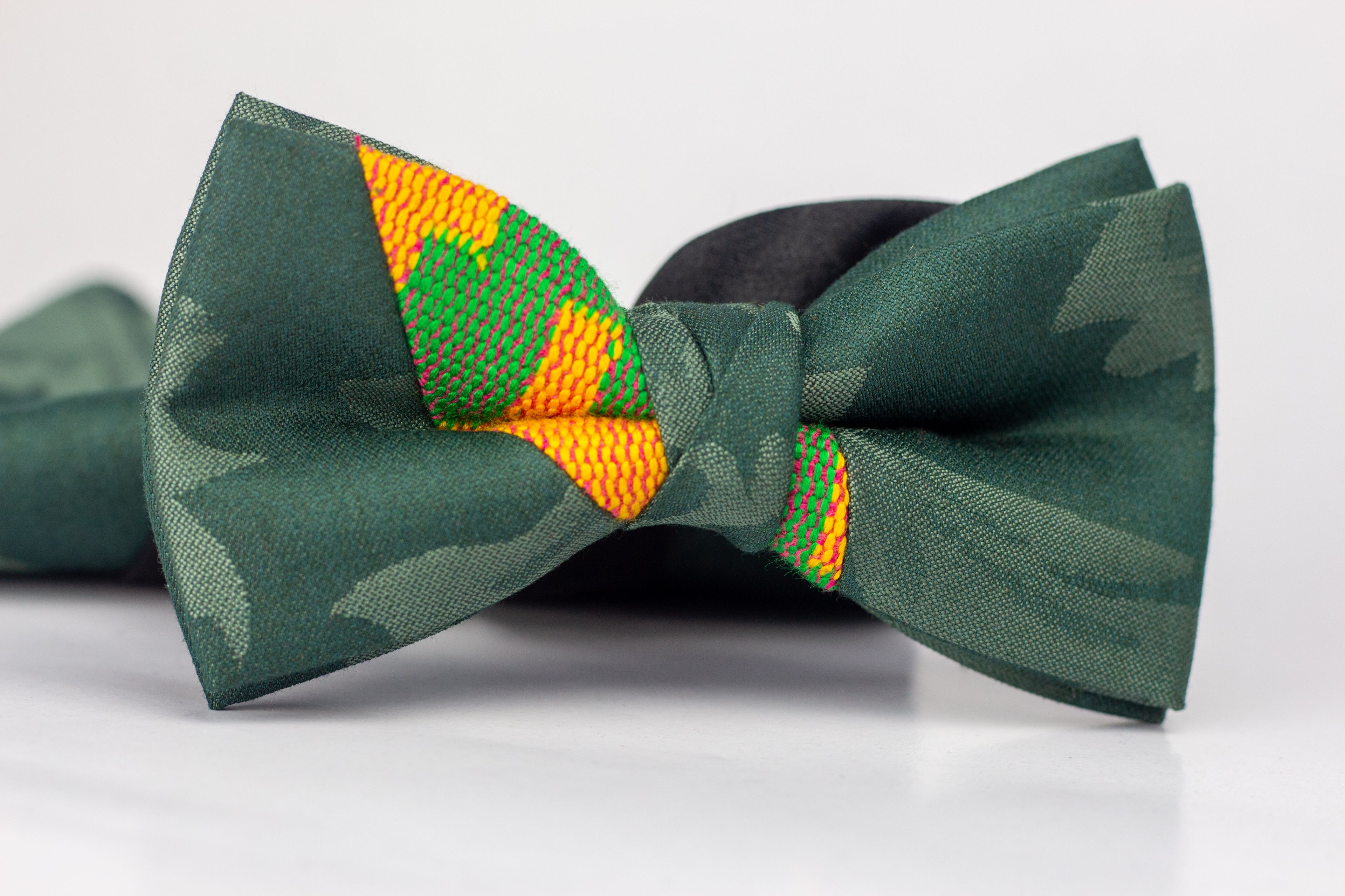 Green Kente Standard Bow-tie [Pre-tied Bow-tie]